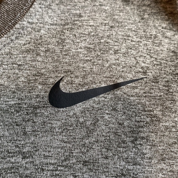 Nike Dri Fit Long Sleeved Gray Shirt Size Medium in Like New Condition - Picture 2 of 8